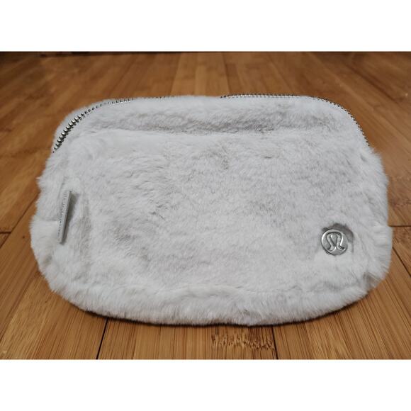 NWT Lululemon Everywhere Belt Bag Plush Fleece 1L Casual Active Zip Bone Silver - Picture 1 of 14
